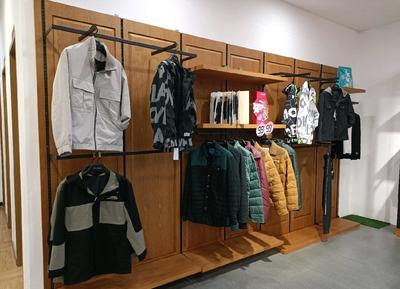 企業(yè)因更新設備低價處理商場服裝店貨柜