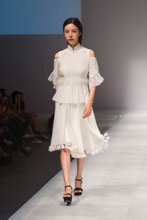 青年服裝設(shè)計師宋寶萍作品首登母校秀場 廣受好評