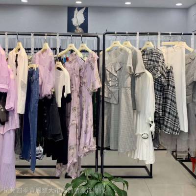 菏澤市定陶區(qū)陳集鎮(zhèn)八一國(guó)華大街銀基購(gòu)物廣場(chǎng)萬(wàn)嘉服裝城阿萊貝琳夏加盟女裝品牌折扣店